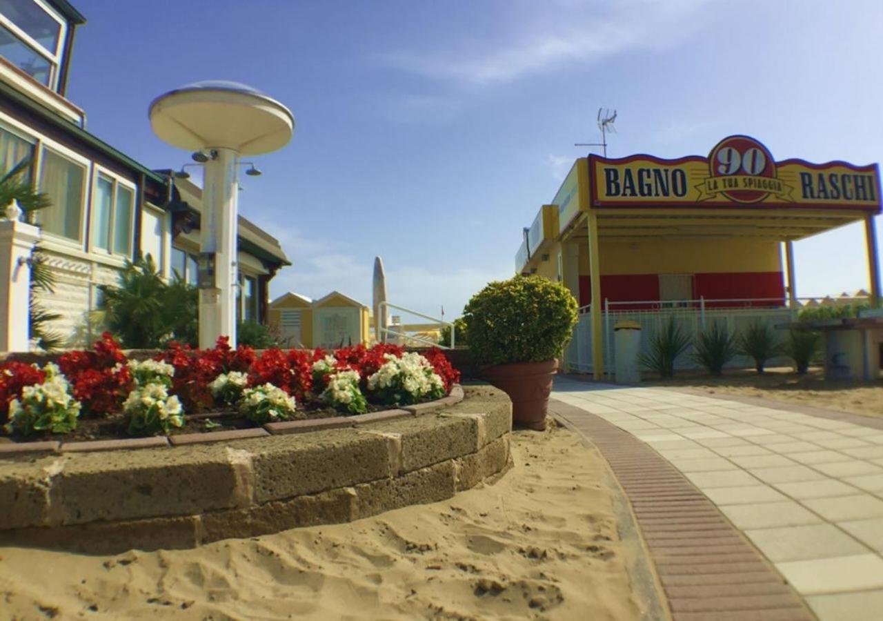 Hotel Mon Cheri Riccione Exterior foto