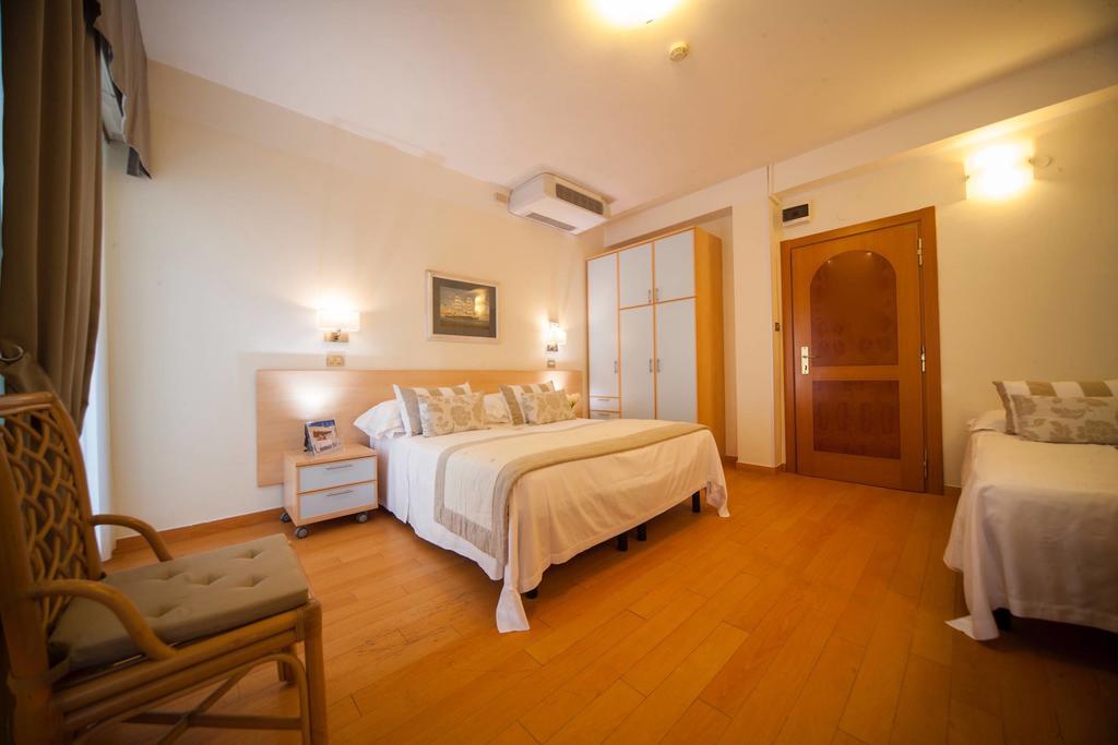 Hotel Mon Cheri Riccione Zimmer foto