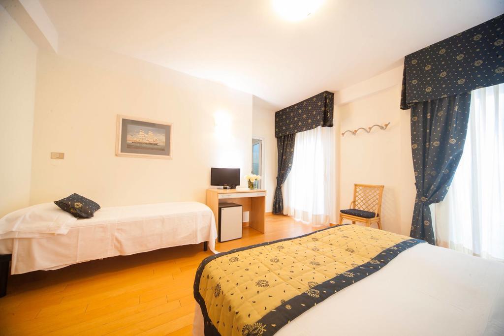 Hotel Mon Cheri Riccione Zimmer foto