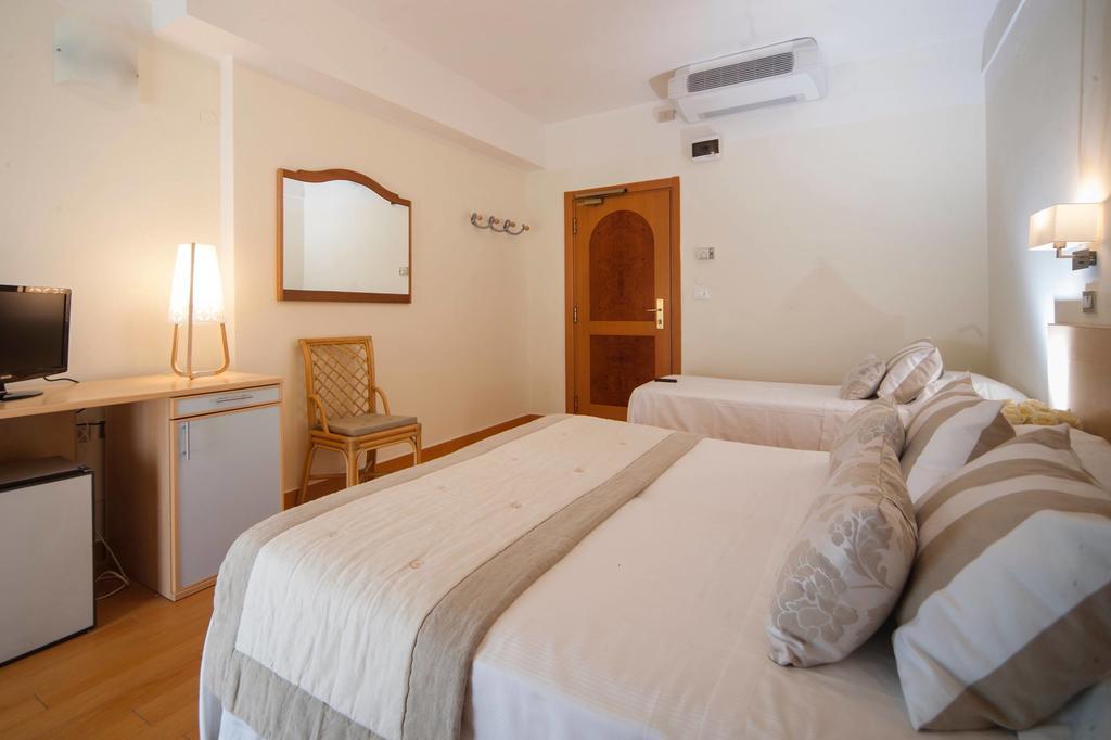 Hotel Mon Cheri Riccione Zimmer foto